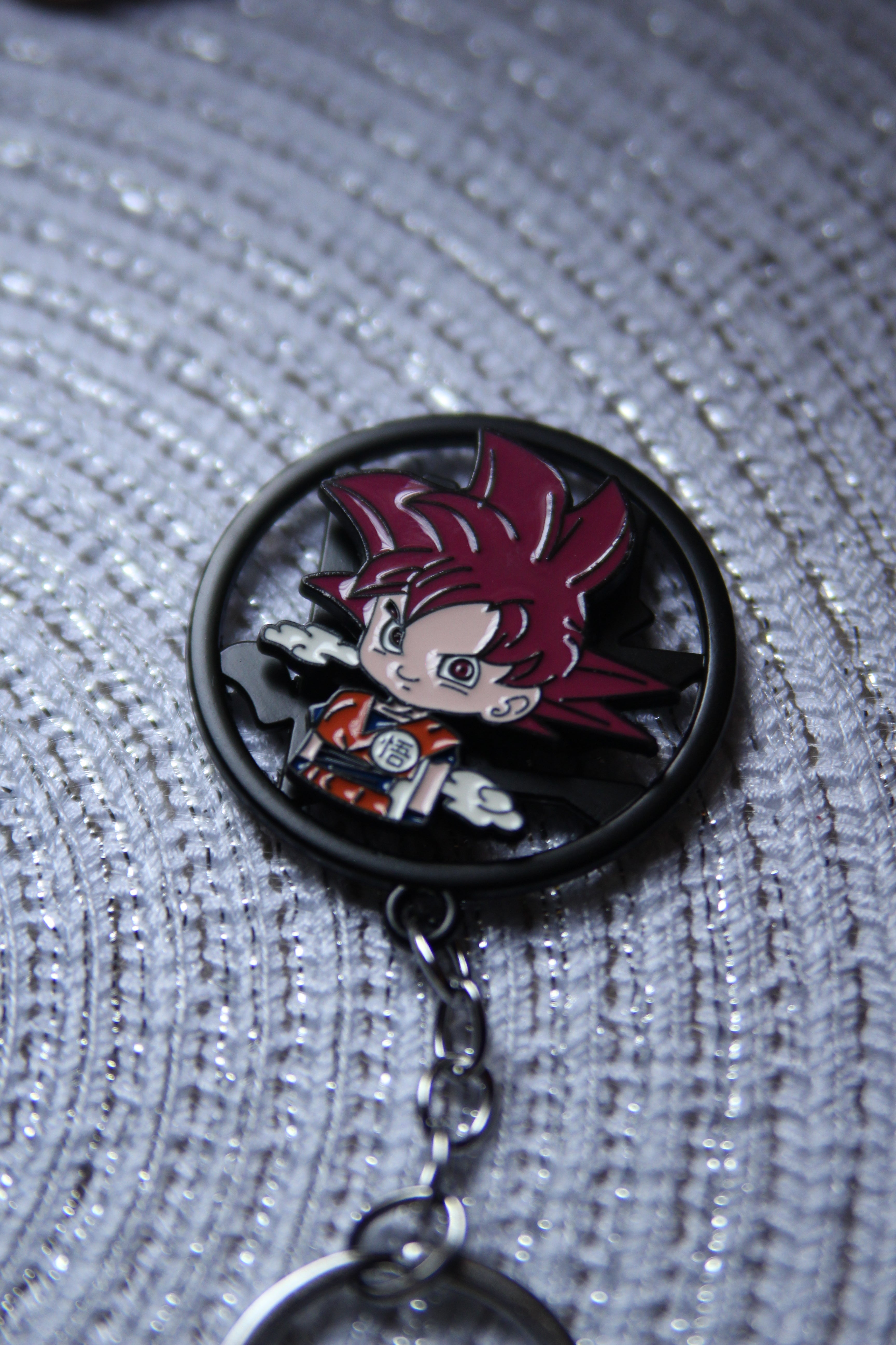 Goku Super Saiyan God Spin Keychain – Power Up Your Keys!